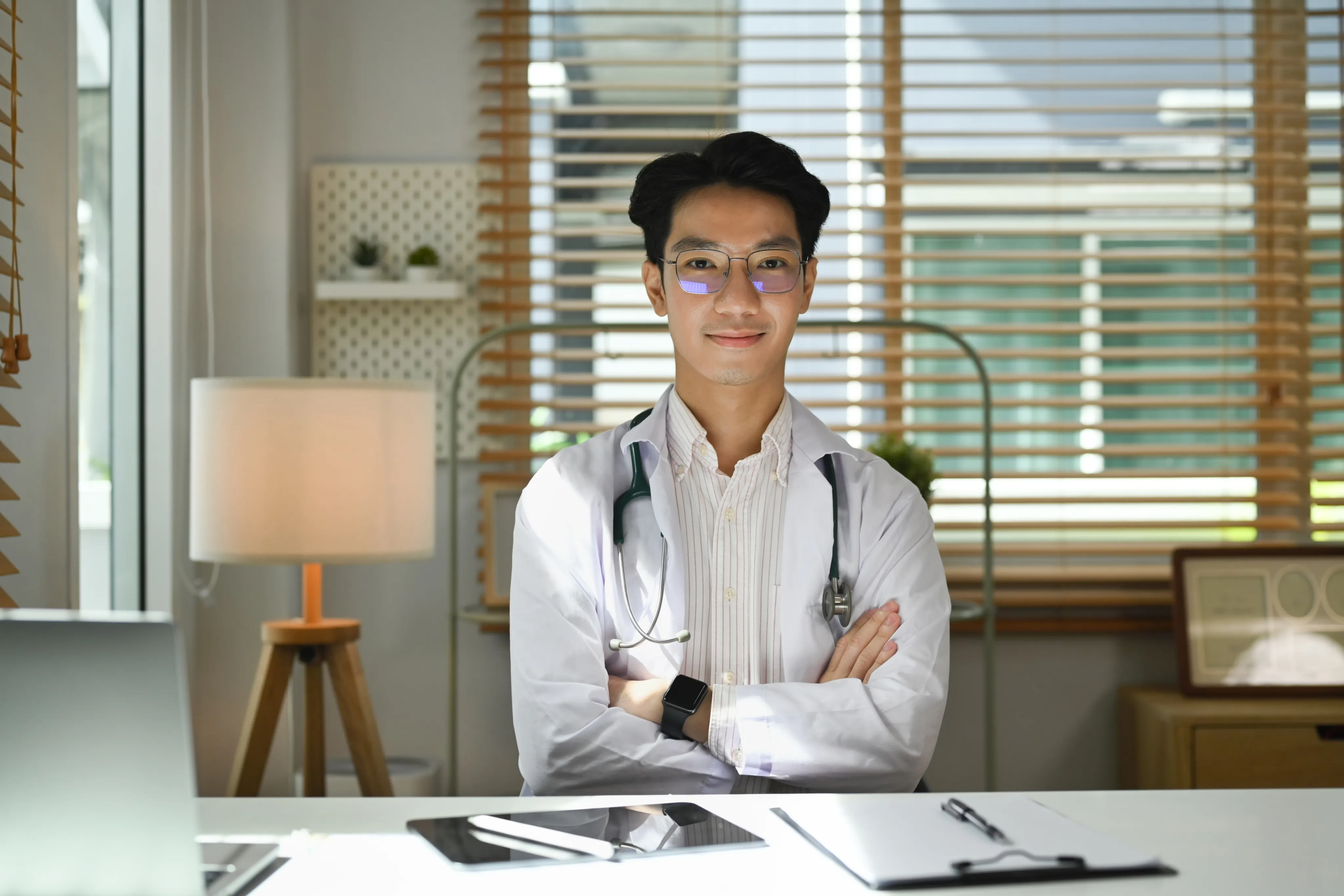 Dokter berlisensi meninjau data pasien di laptop